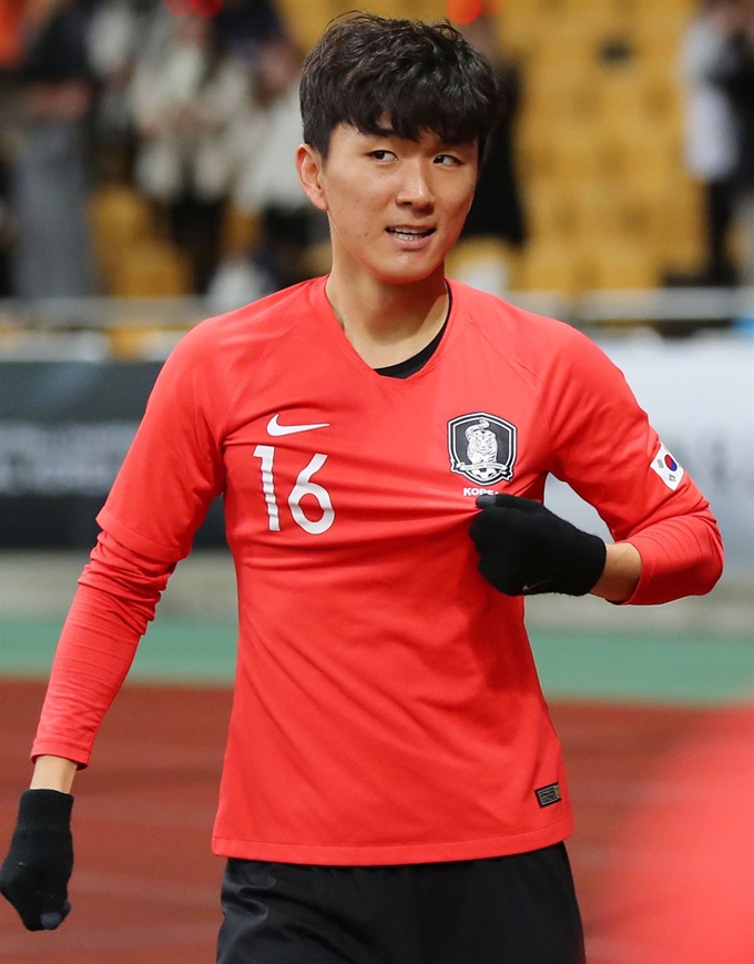 18일 부산아시아드주경기장에서 열린 2019 동아시안컵 한국과 일본의 경기에서 선취골을 넣은 황인범이 가슴에 새겨진 축구협회 로고를 들어보이고 있다. 부산=연합뉴스