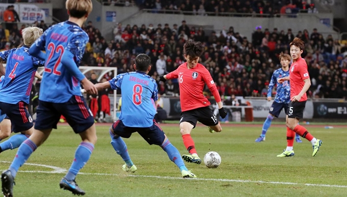 18일 오후 부산아시아드주경기장에서 열린 2019 동아시안컵 한국과 일본의 경기에서 황인범이 골을 넣고 있다. 부산=뉴스1