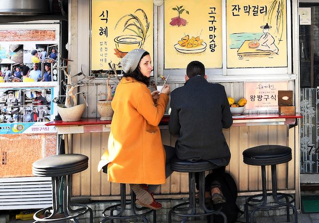 외국인 관광객들이 서울 북촌에서 한국 음식을 맛 보고 있다. 고영권 기자