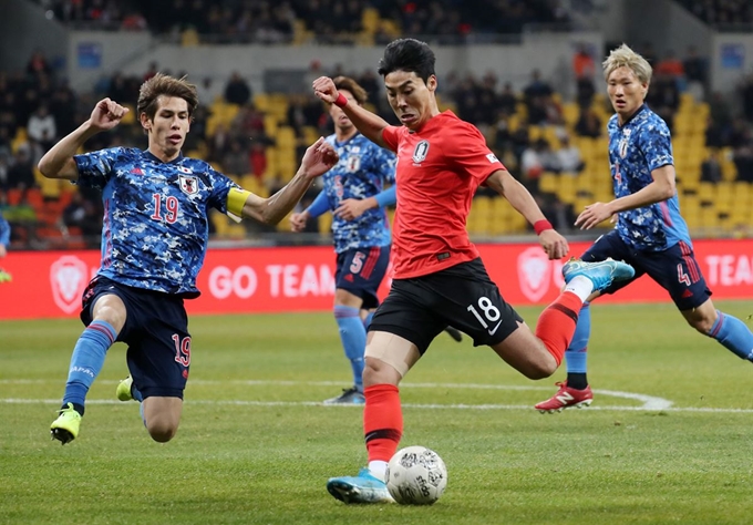 18일 부산 연제구 아시아드주경기장에서 열린 2019 동아시아축구연맹(EAFF) 풋볼 챔피언십(동아시안컵) 남자부 3차전 한국과 일본의 경기 후반전, 한국 이정협이 슛을 시도하고 있다. 부산=뉴스1