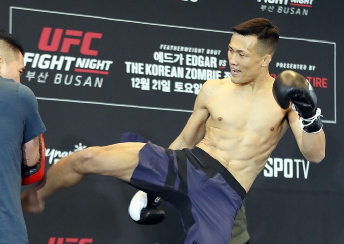 18일 부산시청 1층 로비에서 열린 종합격투기 UFC 사전 이벤트에서 한국 정찬성 선수가 훈련 모습을 공개하고 있다. 부산에서 처음 열리는 UFC 경기는 21일부터 시작된다. 연합뉴스