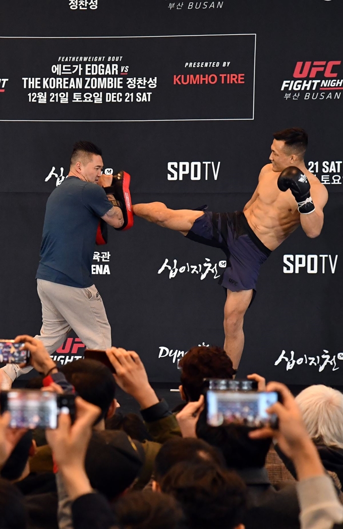 'UFC Fight Night 부산'의 사전 이벤트인 공개훈련 행사가 열린 18일 오후 부산 연제구 부산시청 1층 로비에서 이번 대회 메인 경기에 출전하는 정찬성 선수가 팬들 앞에서 훈련 모습을 공개하고 있다. 뉴시스