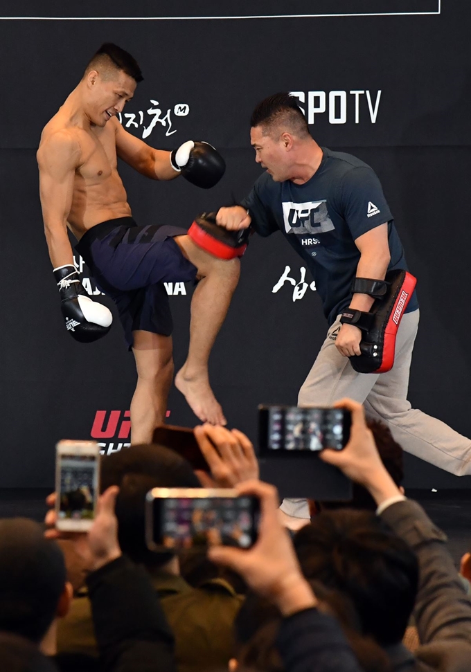 'UFC Fight Night 부산'의 사전 이벤트인 공개훈련 행사가 열린 18일 오후 부산 연제구 부산시청 1층 로비에서 이번 대회 메인 경기에 출전하는 정찬성 선수가 팬들 앞에서 훈련 모습을 공개하고 있다. 뉴시스