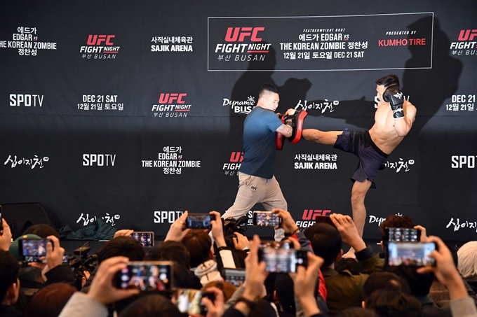 'UFC Fight Night 부산'의 사전 이벤트인 공개훈련 행사가 열린 18일 오후 부산 연제구 부산시청 1층 로비에서 이번 대회 메인 경기에 출전하는 정찬성 선수가 팬들 앞에서 훈련 모습을 공개하고 있다. 뉴시스