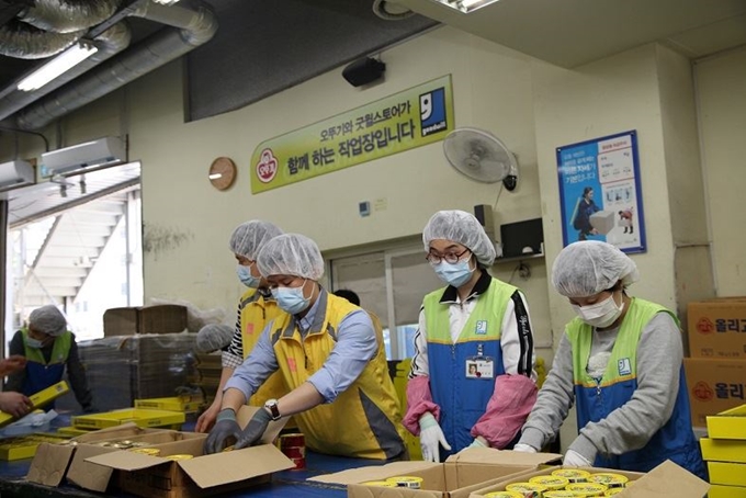 굿윌스토어 대전점에서 장애인 직원들이 오뚜기가 위탁한 선물세트 조립작업을 하고 있는 가운데 오뚜기 임직원들이 일손을 돕고 있다. 오뚜기 제공