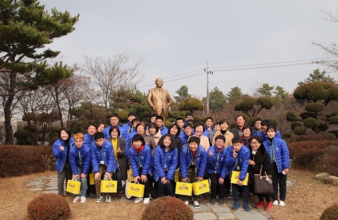 굿윌스토어 대전점의 장애인 직원들이 충북 음성군에 있는 오뚜기 대풍공장을 견학한 뒤 기념촬영을 하고 있다. 오뚜기 제공