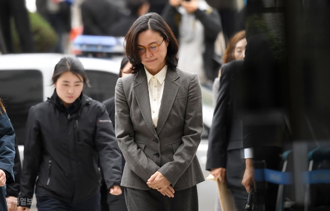 정경심 동양대 교수가 영장실질심사를 받기 위해 10월 23일 서초동 서울중앙지법으로 들어서고 있다. 서재훈 기자 spring@hankookilbo.com