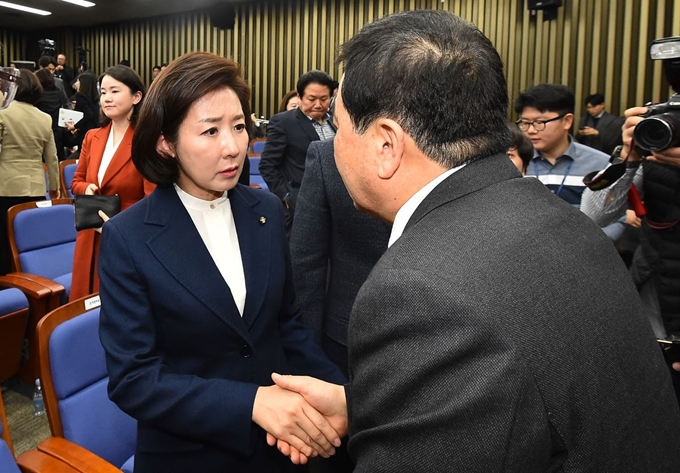 나경원 전 자유한국당 원내대표가 9일 국회에서 열린 의원총회에서 새 원내대표로 뽑힌 심재철 의원에게 축하인사를 하고 있다. 홍인기 기자