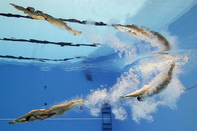 7월 16일 제 18회 FINA 세계 수영선수권대회가 열리고 있는 대한민국 광주의 염주 종합체육관에서 케이트 쇼트맨과 이사벨 소프(영국) 선수가 아쿠아틱 수영 여자 듀엣 프리 예선에 출전하고 있다. 7월 12일 개막한 이 대회에는 세계수영 스타들이 광주로 출동해 28일까지 17일간의 열전을 펼쳤다. 로이터 연합뉴스