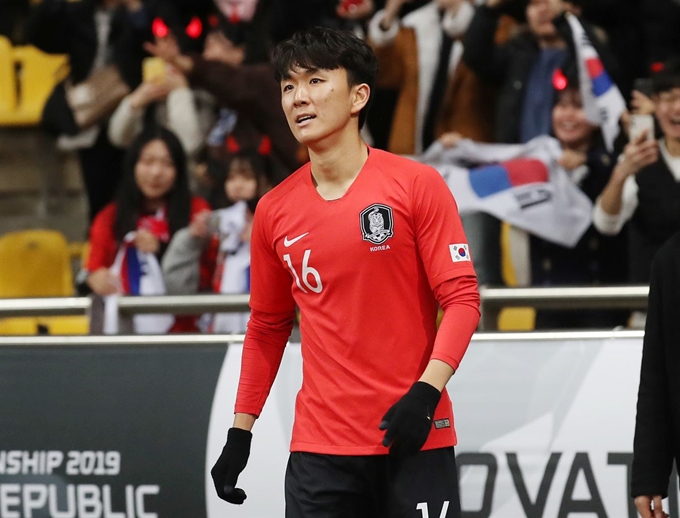 18일 오후 부산시 연제구 아시아드주경기장에서 열린 2019 동아시아축구연맹(EAFF) 풋볼 챔피언십(동아시안컵) 남자부 3차전 한국과 일본의 경기 전반전, 한국 황인범이 선제골을 넣은 후 기뻐하고 있다.부산=뉴스1