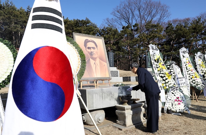 19일 오전 서울 용산구 효창공원 삼의사묘역에서 열린 매헌 윤봉길 의사 순국 87주기 추모식에서 참석자들이 헌화 및 분향을 하고 있다. 뉴시스