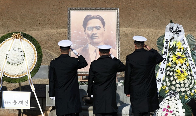 19일 오전 서울 용산구 효창공원 삼의사묘역에서 열린 매헌 윤봉길 의사 순국 87주기 추모식에서 참석자들이 헌화 및 분향을 하고 있다. 뉴시스