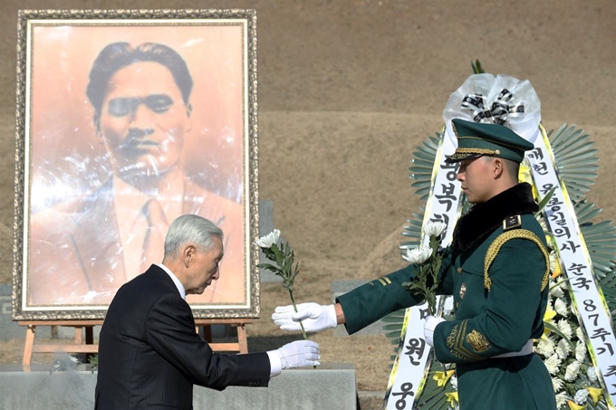 19일 오전 서울 용산구 효창공원 삼의사묘역에서 열린 매헌 윤봉길 의사 순국 87주기 추모식에서 참석자들이 헌화 및 분향을 하고 있다. 뉴시스