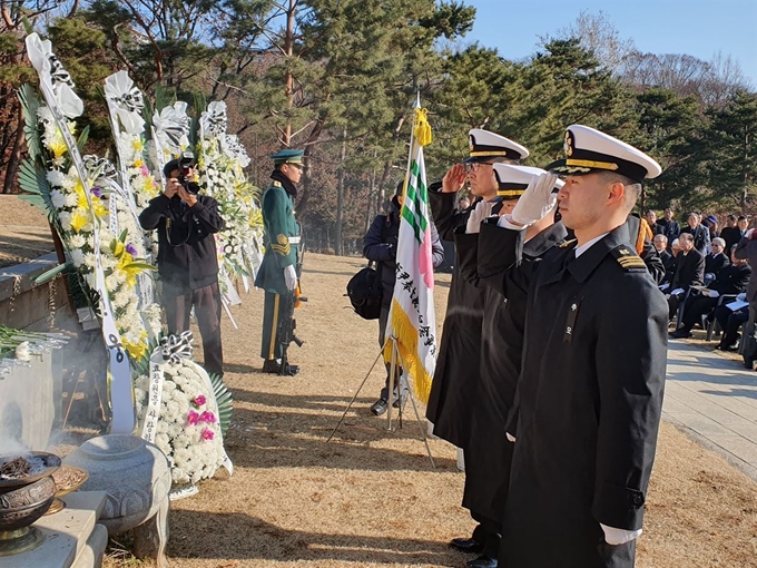 19일 서울 용산구 효창공원에서 열린 윤봉길 의사 순국 87주기 추모식에 참석한 윤봉길함 승조원들이 윤 의사 영정 앞에서 경례를 하고 있다. 해군 잠수함사령부 제공