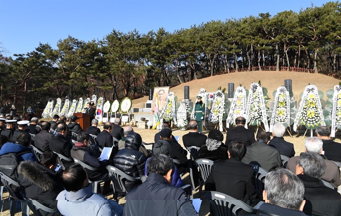 [저작권 한국일보] 19일 윤봉길 의사 순국 87주기를 맞아 서울 용산구 효창공원 윤봉길 의사 묘역에서 열린 추모식. 왕태석 선임기자