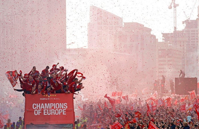 2018-2019 유럽축구연맹(UEFA) 챔피언스리그에서 우승한 리버풀 선수들이 6월 2일(현지시간) 영국 리버풀에서 승리 축하 퍼레이드를 하고 있다. 로이터 연합뉴스