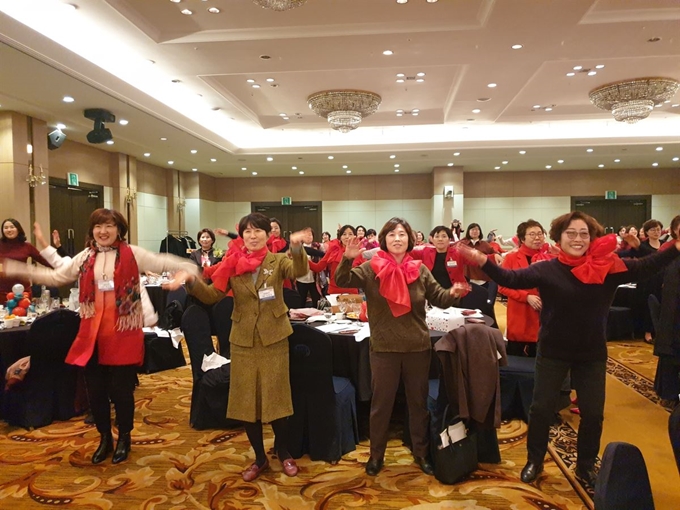 2019 한국여성경제인협회대구지회 송년회 모임에서 회원들이 무대를 보면서 건강 체조 따라 하고 있다. 김민규기자 whitekmg@hankookilbo.com