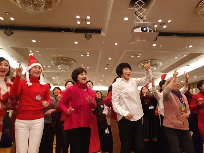 2019 한국여성경제인협회대구지회 송년회 모임에서 회원들이 무대를 보면서 율동을 따라하고 있다. 김민규기자 whitekmg@hankookilbo.com