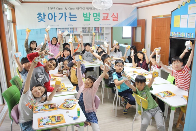 포스코건설이 인천광역시교육청과 업무협약을 맺고 지역아동센터 아동을 대상으로 체계적인 발명교육을 제공하기 위해 '찾아가는 발명교실' 수업을 진행하고 있다. 포스코건설 제공