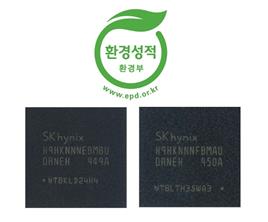 SK하이닉스가 환경부로부터 환경성적표지 인증을 받은 10나노급 LPDDR4 D램 제품. SK하이닉스 제공