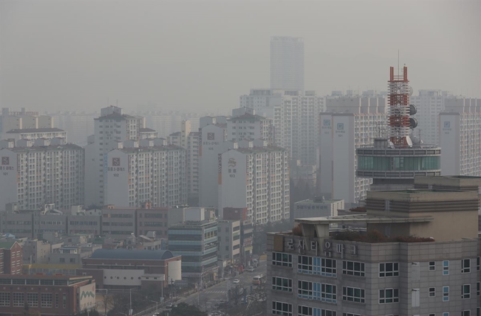 지난 10일 광주 시내 일대가 안개와 먼지로 뿌옇게 흐려져 있다. 연합뉴스