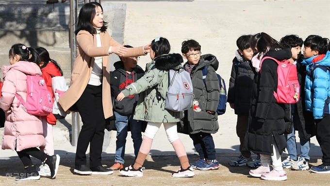 20일 서울 용산구 삼광초등학교에서 방학식을 마친 학생들이 교문을 나서기 전 선생님과 인사를 나누고 있다. 서재훈 기자