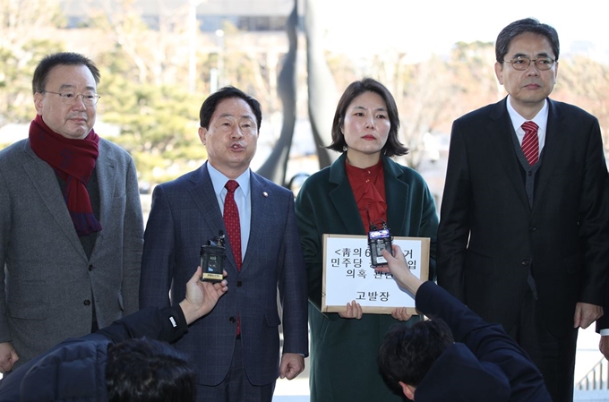 자유한국당 강효상(왼쪽부터), 주광덕, 전희경, 곽상도 의원이 청와대의 '울산시장 선거 개입' 의혹 사건 관련 고발장을 제출하기 위해 20일 대검찰청으로 들어서고 있다. 연합뉴스