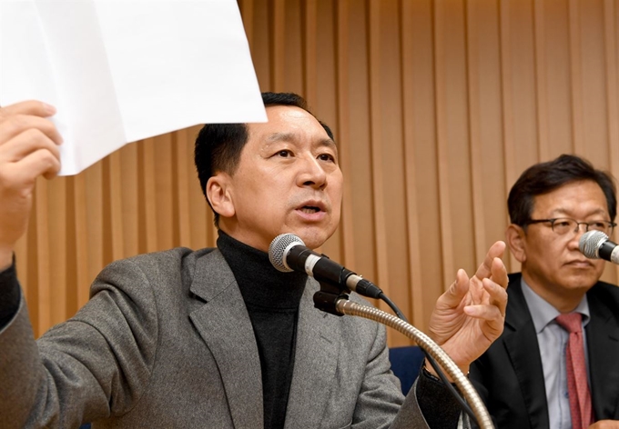 [저작권 한국일보]김기현 전 울산시장이 20일 서울 서초구 서울변호사회관에서 기자회견을 열고 청와대의 울산시장 선거개입을 주장하고 있다. 왕태석 선임기자