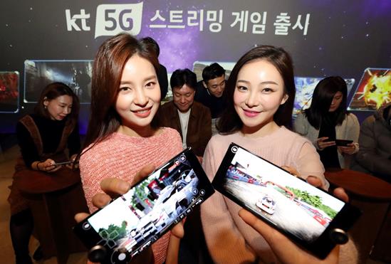 KT 모델들이 5G폰으로 ‘5G 스트리밍 게임’ 서비스를 체험하고 있다. KT 제공