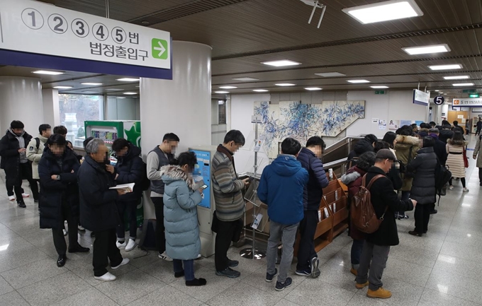 조국 전 법무부 장관 부인 정경심 동양대 교수의 4차 공판준비기일이 열린 19일 오전 서울 서초구 서울중앙지법에서 시민들이 방청을 위해 길게 줄지어 서 있다. 연합뉴스