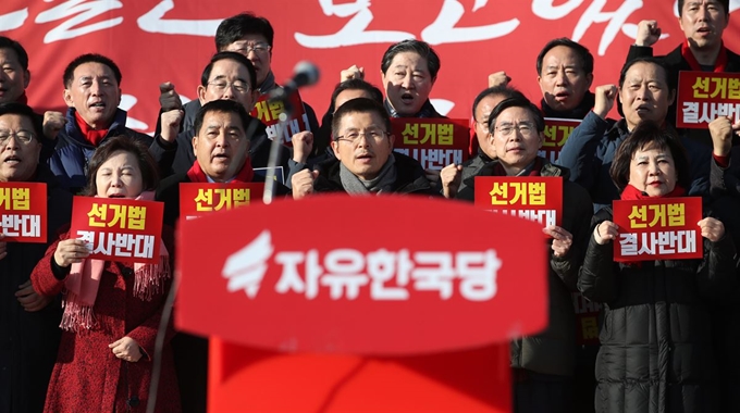 자유한국당 황교안 대표, 심재철 원내대표 등이 20일 오후 국회 본관 앞 계단에서 열린 공수처법ㆍ선거법 날치기 저지 규탄대회에서 구호를 외치고 있다. 연합뉴스