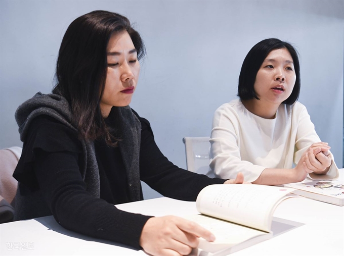 [저작권 한국일보] '요리는 감이여'의 편집자 이혜선(오른쪽) 창비교육 편집부 과장과, 책의 기반이 된 문해교육 프로그램을 기획한 신효정 충남교육청 평생교육원 주무관이 20일 서울 중구 한국일보사에서 책 출판 과정을 설명하고 있다. 박형기 인턴기자