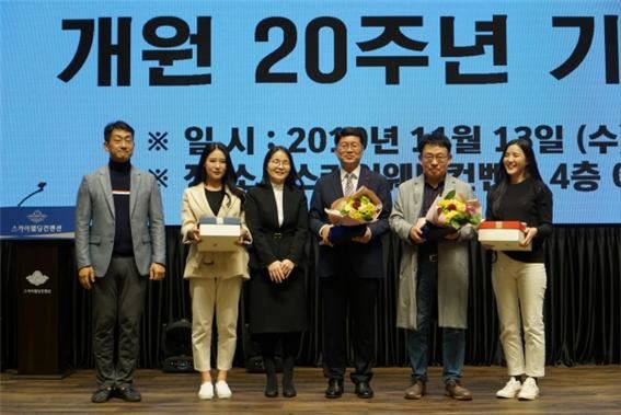 목포 한사랑병원이 지난달 13일 남악신도시 스카이웨딩홀에서 개원 20주년을 맞아 20년 된 직원들에게 근속표창을 수여하고 있다. 독자 제공