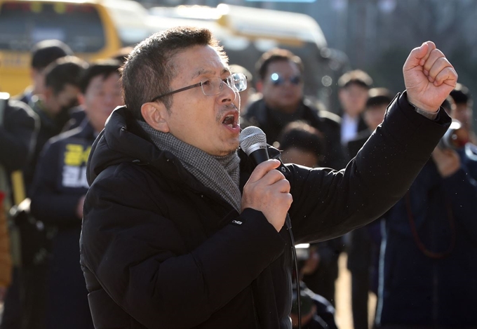 황교안 자유한국당 대표가 20일 서울 여의도 국회 본청 앞 계단에서 열린 공수처법ㆍ선거법 날치기 저지 규탄대회에서 발언하고 있다. 뉴스1