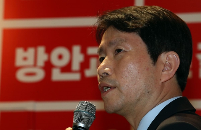 이인영 더불어민주당 원내대표가 20일 오후 서울 광화문 세종문화회관 미술관에서 열린 '도래할 공동체-고 김근태 선생 8주기 추모전'에 참석해 축사를 하고 있다.