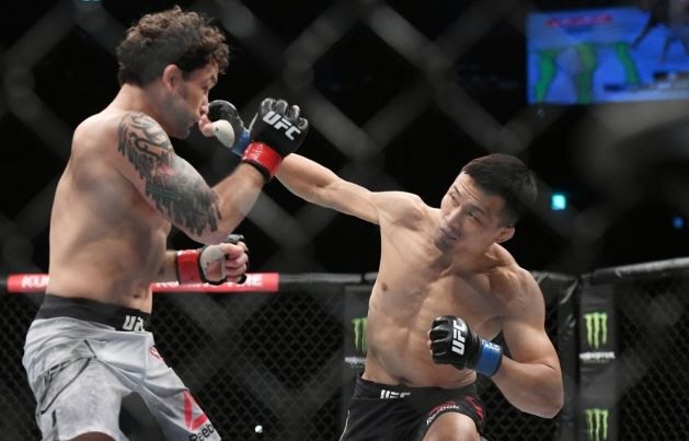 정찬성이 21일 부산 사직체육관에서 열린 'UFC 부산' 메인이벤트 경기에서 프랭키 에드가에게 펀치를 날리고 있다. 부산=연합뉴스