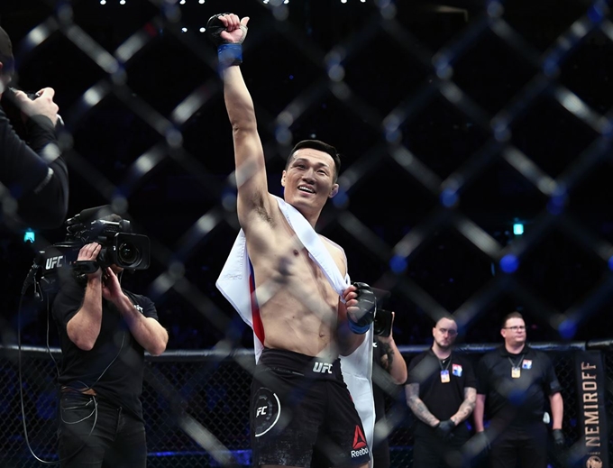 21일 부산 사직체육관에서 열린 'UFC 파이트 나이트 부산' 메인카드 페더급경기에서 정찬성이 에드가에게 TKO 승리를 거둔 뒤 환호하고 있다. 부산=연합뉴스