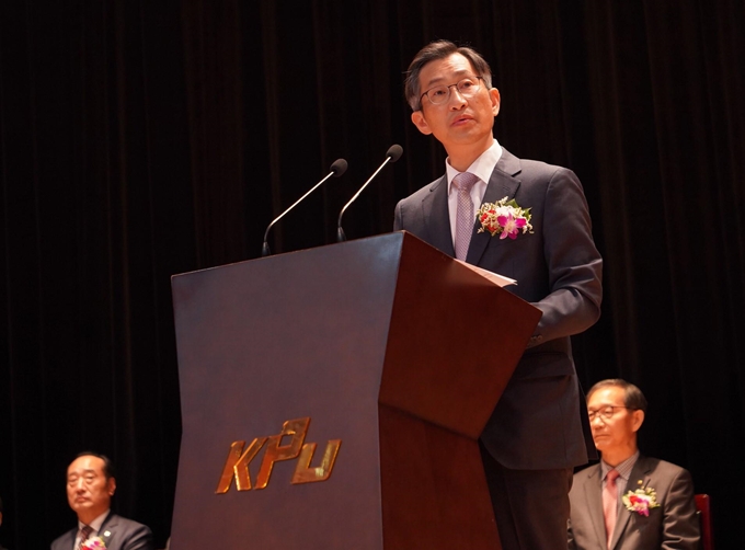 한국산업기술대 박건수 제8대 총장이 지난 19일 경기 시흥시 산업기술대 아트센터에서 열린 취임식에서 취임사를 하고 있다. 한국산업기술대 제공