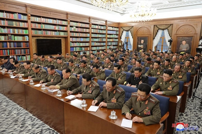 북한은 김정은 국무위원장이 주재한 가운데 제7기 제3차 확대회의를 열고 국방력 강화하기 위한 문제를 논의했다고 22일 조선중앙통신이 보도했다. 조선중앙통신 연합뉴스