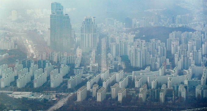 정부가 고가 주택에 대한 종합부동산세를 강화하고 투기지역 및 투기과열지구에서 시가 15억원이 넘는 아파트 구매 시 주택담보대출을 규제하는 내용 등을 담은 ‘주택시장 안정화 방안’을 발표한 16일 오후 서울 송파구 잠실 롯데월드타워에서 바라본 강남구 일대의 아파트 단지 모습. 연합뉴스