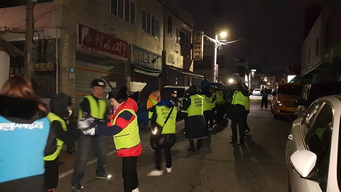 대전봉사체험교실과 탈북민 단체 관계자들이 22일 대전 대덕구 대화동에서 장애인 가정에 연탄을 전달하고 있다. 대전봉사체험교실 제공