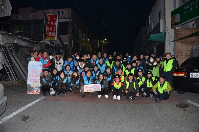 22일 대전 대덕구 대화동에서 열린 대전봉사체험교실 '사랑의 연탄' 나눔. 이날 봉사는 (사)북한민주화위원회와 자유수호연합을 비롯한 고 한성옥 모자 비상대책위관계자들과 탈북민이 동참했다. 대전봉사체험교실 제공