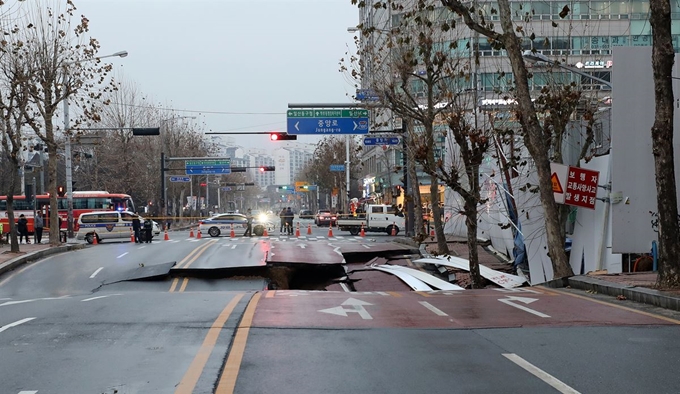 21일 경기도 고양시 일산동구 백석동 신축공사 현장 옆 도로에서 '땅 꺼짐' 현상이 발생, 경찰이 도로를 통제하고 있다. 연합뉴스