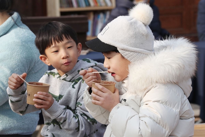 24절기 중 밤의 길이가 가장 길다는 동지인 22일 오후 서울 중구 남산골한옥마을에서 열린 '작은 설 동지’ 행사에서 어린이들이 팥죽을 먹고 있다. 연합뉴스