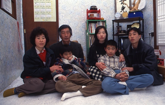 이세돌 9단 집안은 바둑 가족으로 유명하다. 1995년 전남 신안 비금도 고향집에서 촬영한 가족사진.(뒷줄 맨 왼쪽부터 시계방향으로 어머니 박양례씨, 아버지 고 이수오 아마 5단, 둘째 누나 이세나 아마 6단, 큰형 이상훈 9단 , 작은형 이차돌 아마 5단, 이세돌 9단. 한국기원 제공