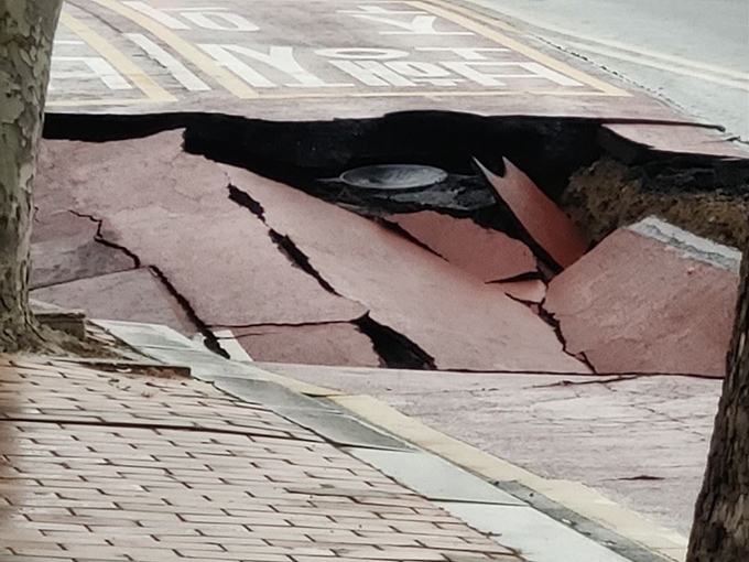 21일 도로 침하 현상이 발생한 고양시 일산 백석동 도로. 독자제공