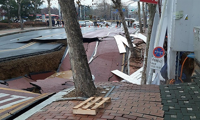 지난 21일 오후 2시 20분께 경기도 고양시 일산동구 백석동 알미공원 사거리 신축공사 현장 옆 5개 차로 20∼30ｍ 구간이 1ｍ 깊이로 주저앉거나 노면에 균열이 생겼다. 연합뉴스