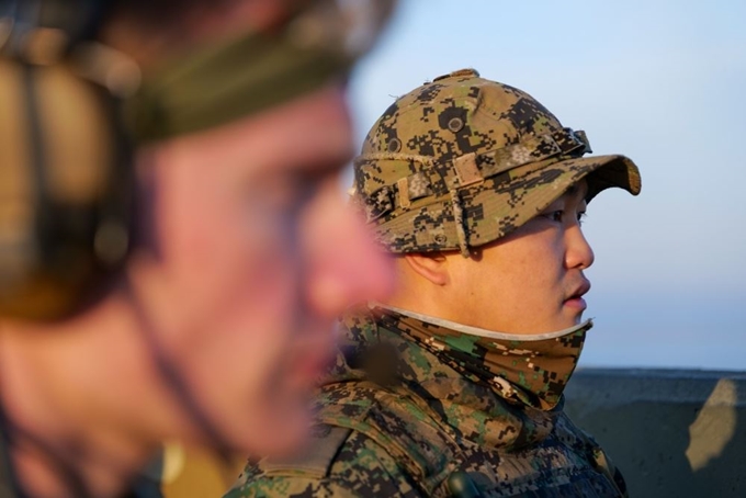 미 국방부가 23일 한국 특수전사령부와 주한미군의 근접전투 훈련 사진 12장을 홈페이지에 공개했다. 사진은 한국 특수전사령부와 주한미군의 군산공군기지 훈련 모습.