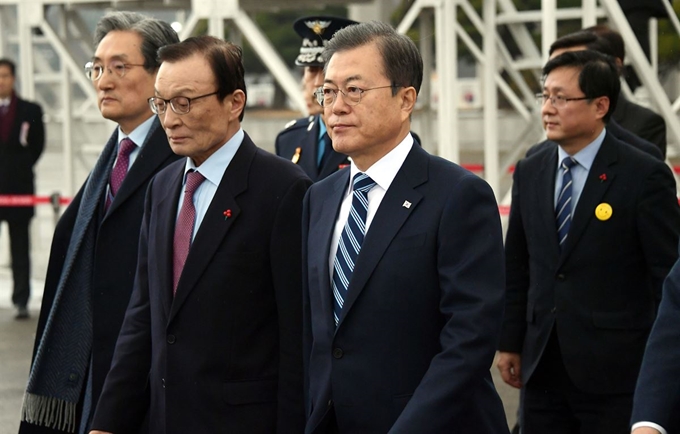 문재인 대통령이 제8차 한중일 정상회의 참석 차 중국으로 출국하기 위해 23일 오전 성남 서울공항에서 대통령전용기인 공군1호기로 이동하고 있다. 성남=청와대사진기자단