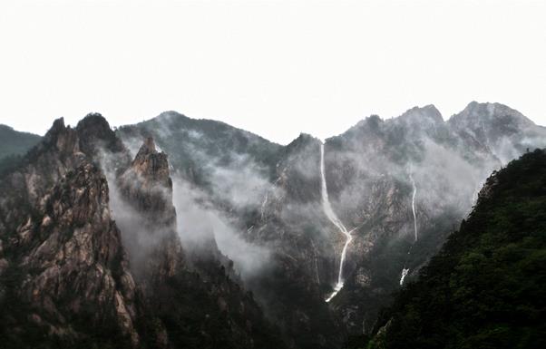 기술의 발전은 우리의 삶을 송두리째 바꿔 놓았다. 새로운 기술로 국립공원을 보다 손쉽게 누리고자 하는 수요는 지속적으로 커져 가고 있으며, 탐방객들의 요구에 따라 공원 정책은 계속 변화하고 있다. 사진은 설악산 토왕성폭포. 최흥수 기자